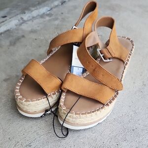 Chic Tan Espadrille Sandals